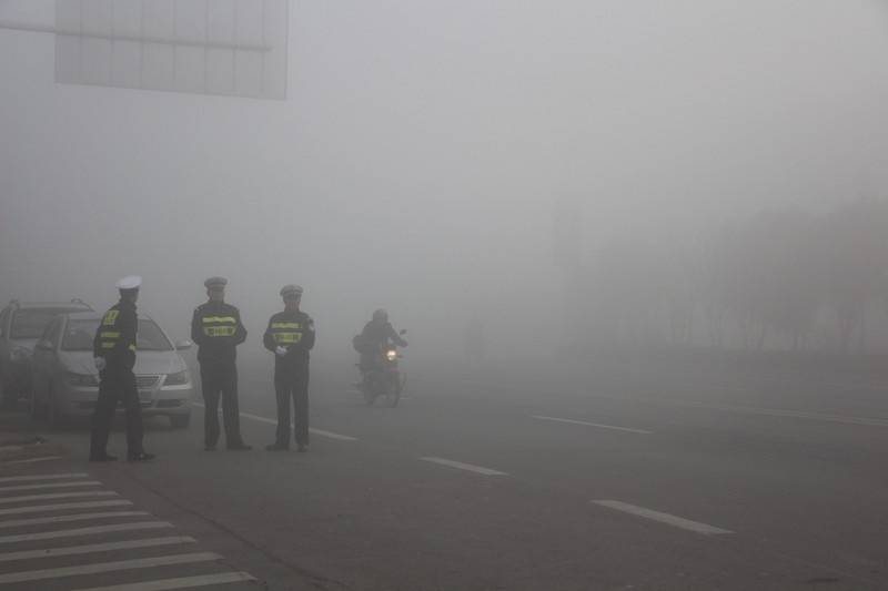 В 24 городах Китая из-за плохой видимости ограничили движение на дорогах