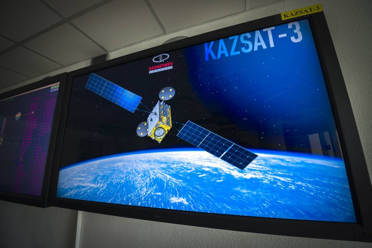 KazSat-3 на экране в Центре управления полётами