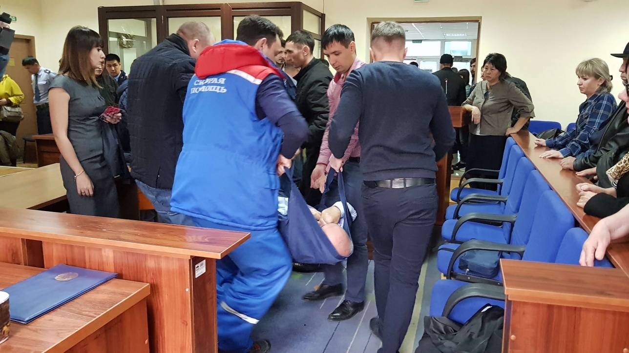 Виктора Мая из зала суда увезли на скорой в больницу