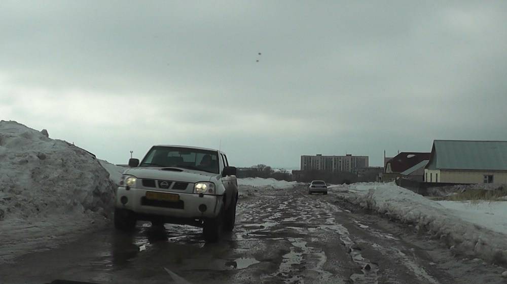 На улицах микрорайона нет освещения, дорог, а до остановки люди идут по полчаса