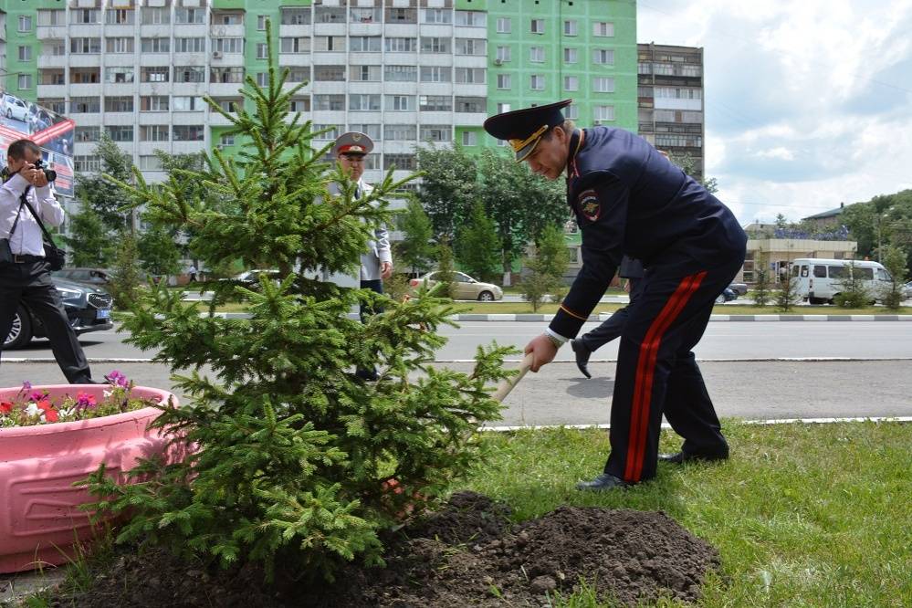 Аллея, открытая в честь 25-летия казахстанской полиции