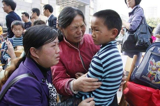 Адасып қалғандар банкте табысады.