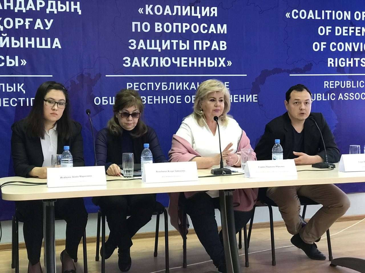 Родственницы осужденного - слева; правозащитники - справа