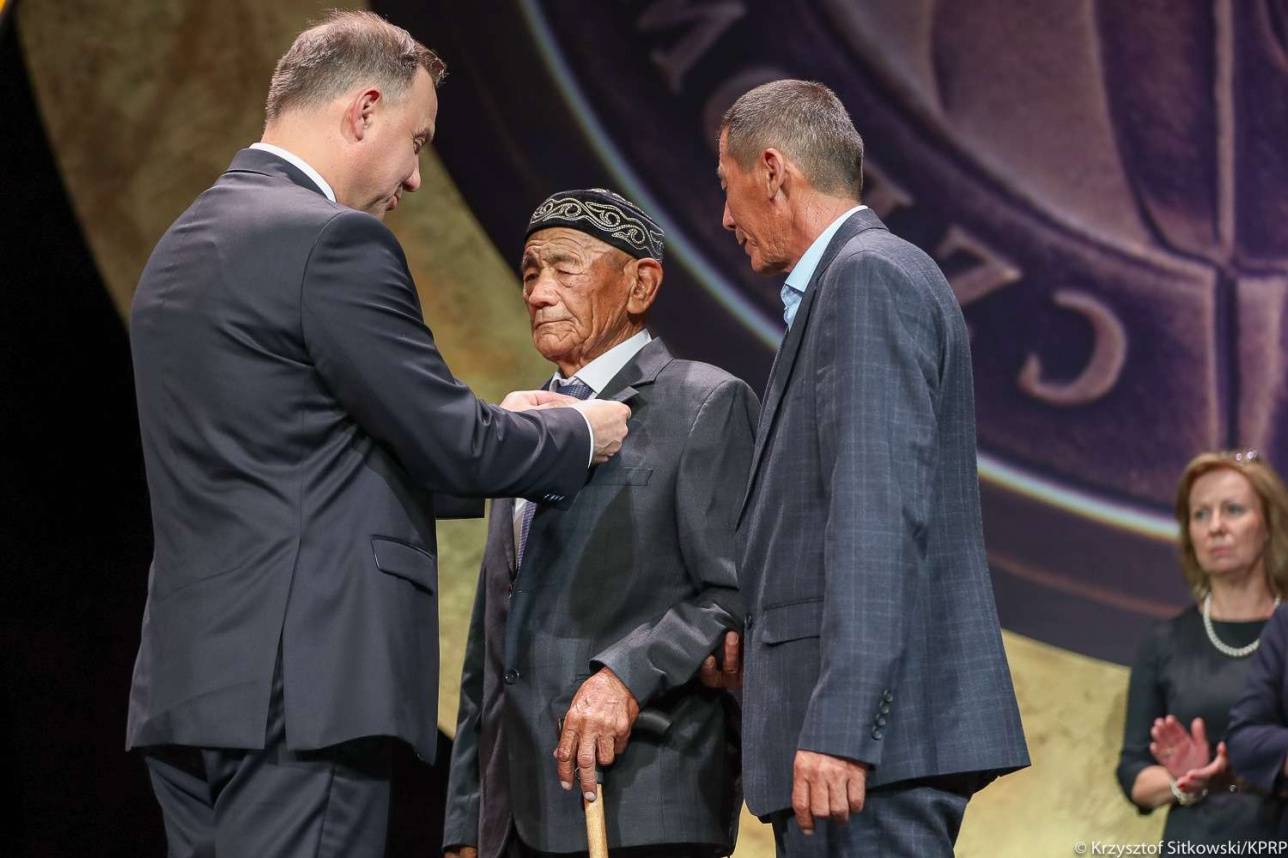 Президент Польши Анджей Дуда вручил медаль казахстанцу Тасыбаю Абдикаримову