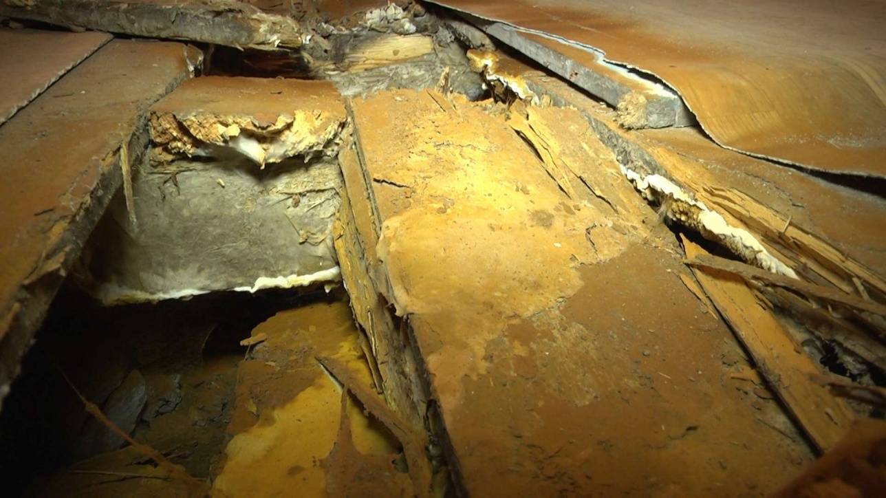 Полы совсем развалились от сырости