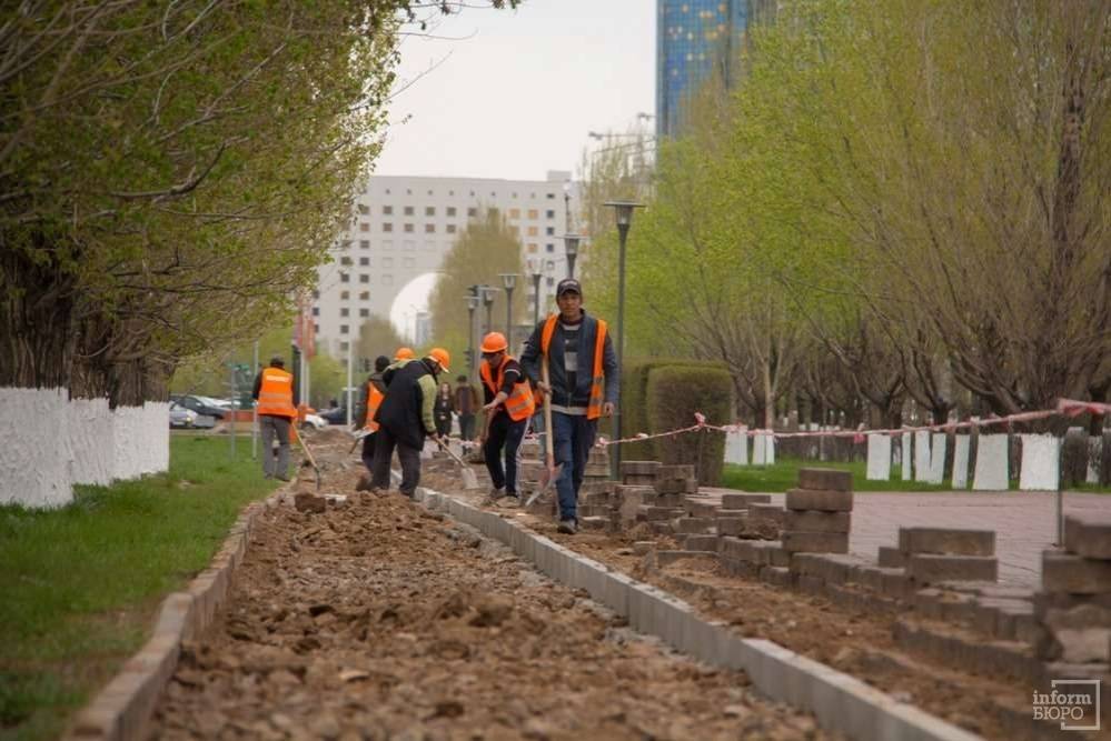 Рабочие приступили в демонтажу брусчатки на улице Достык, Астана