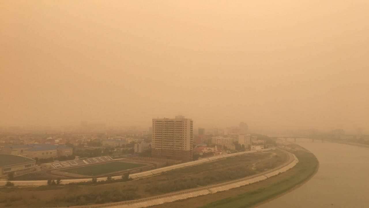 Жители Атырау жалуются на едкий дым