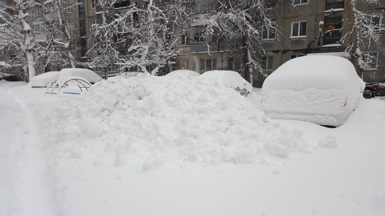 Город парализовало из-за снегопала