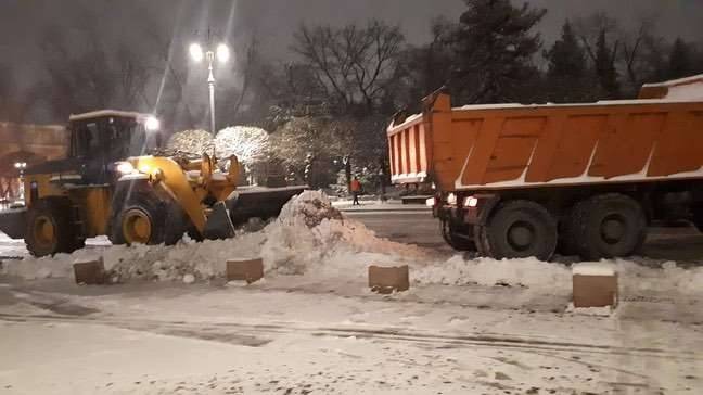 Тонны снега вывозят с заснеженных тротуаров