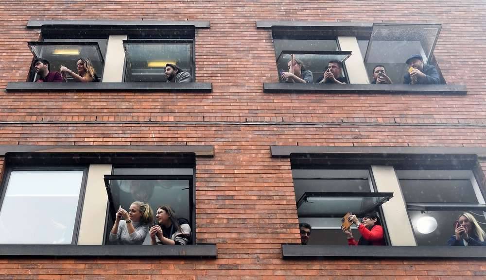 За шествием наблюдали 