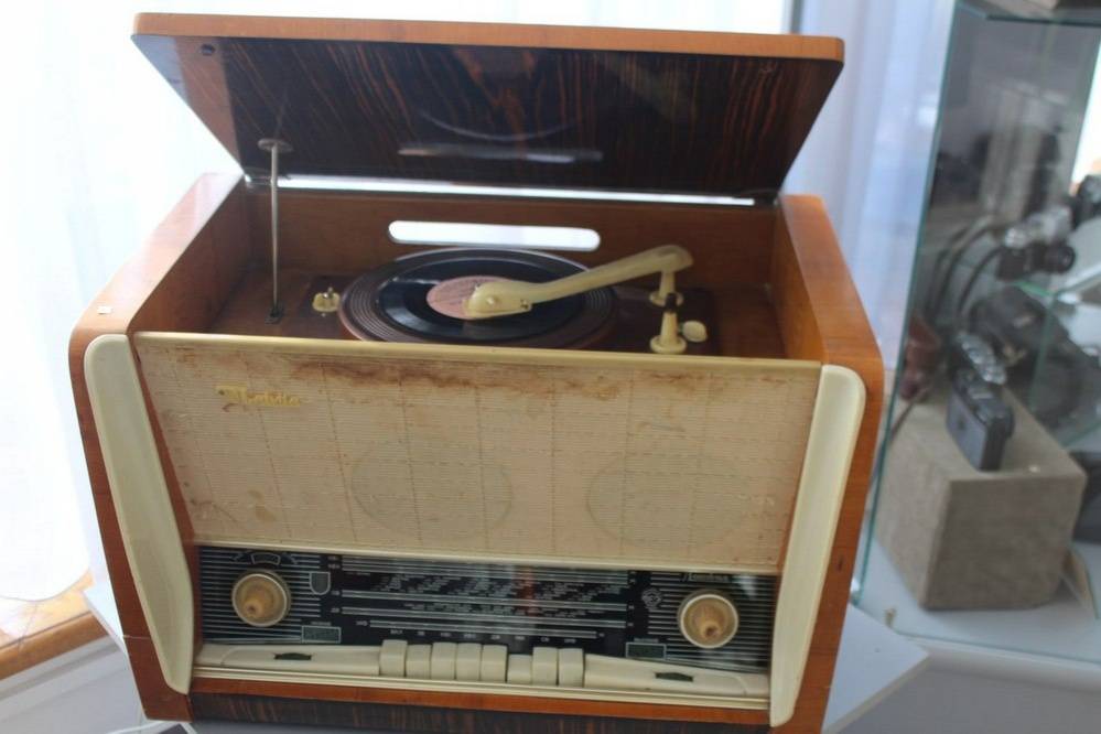 Радиола - радиоприёмник и проигрыватель грампластинок