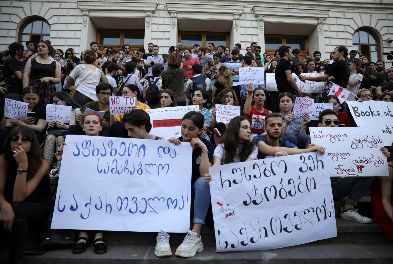 Протестующие на митинге в Грузии