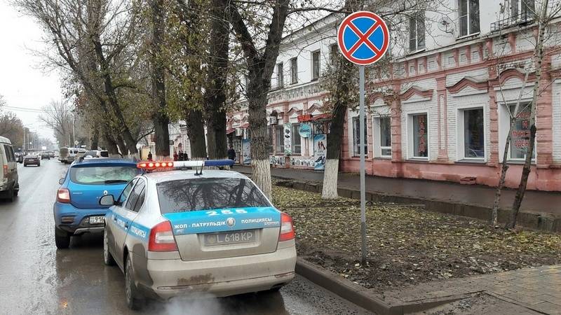 Полицейские уже начали штрафовать автолюбителей, паркующихся вдоль проспектов