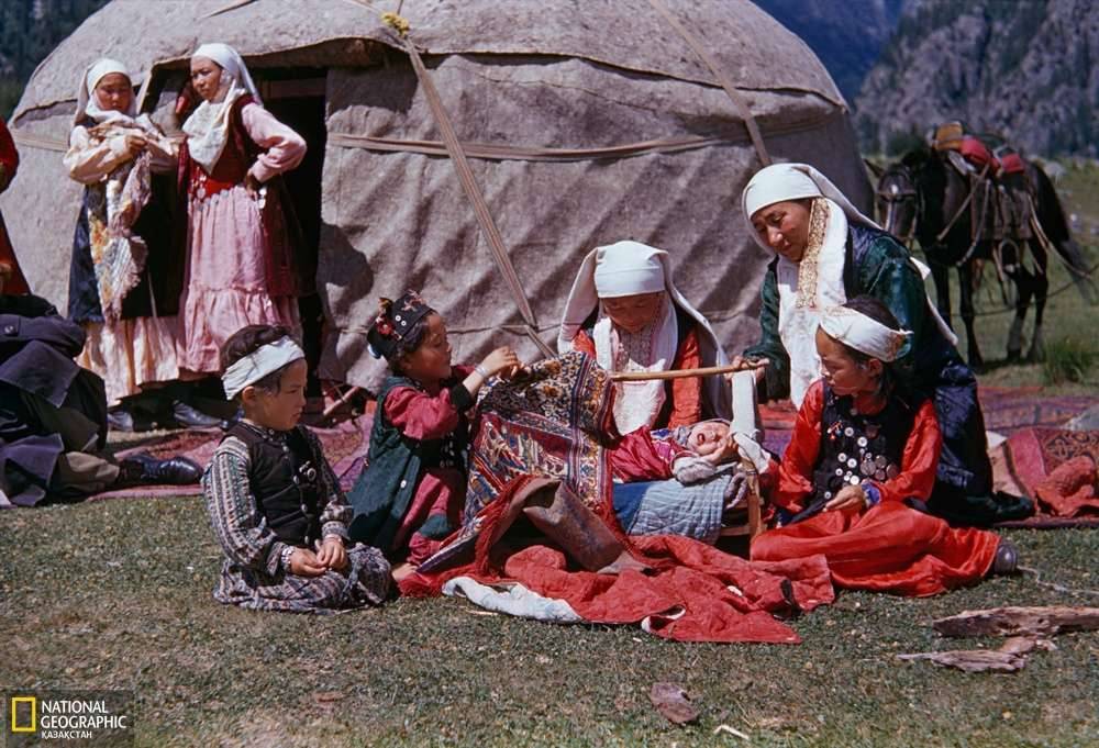 1954 жылы Кәшмір. Киіз үйдің алдында белін таянып тұрған Пәзилә Сұлтаншәріпқызы