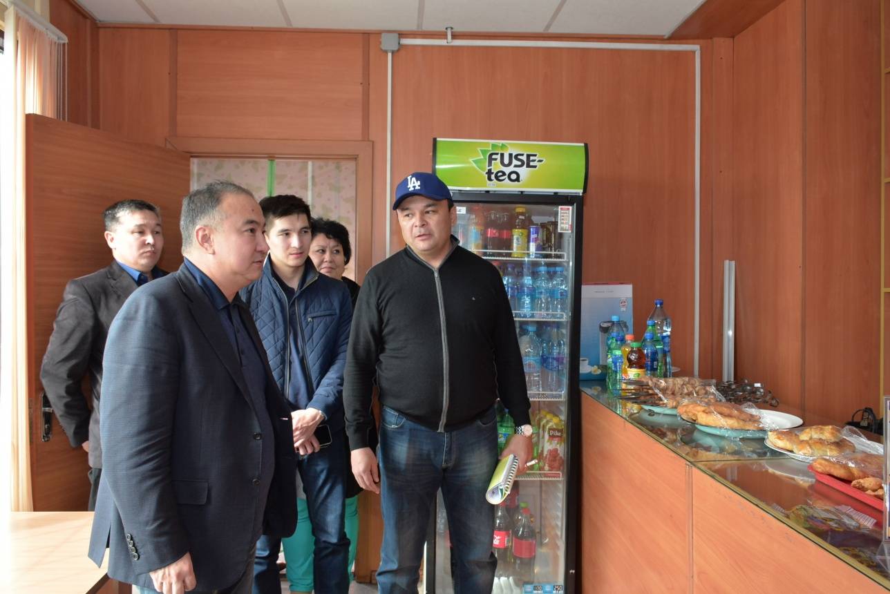 Малик Мурзалин в придорожном магазине