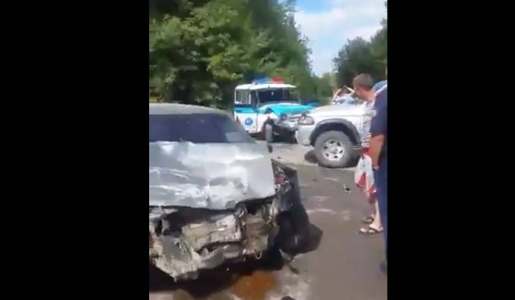 ВАЗ врезался в бок полицейскому УАЗу. Обе машины серьёзно повреждены