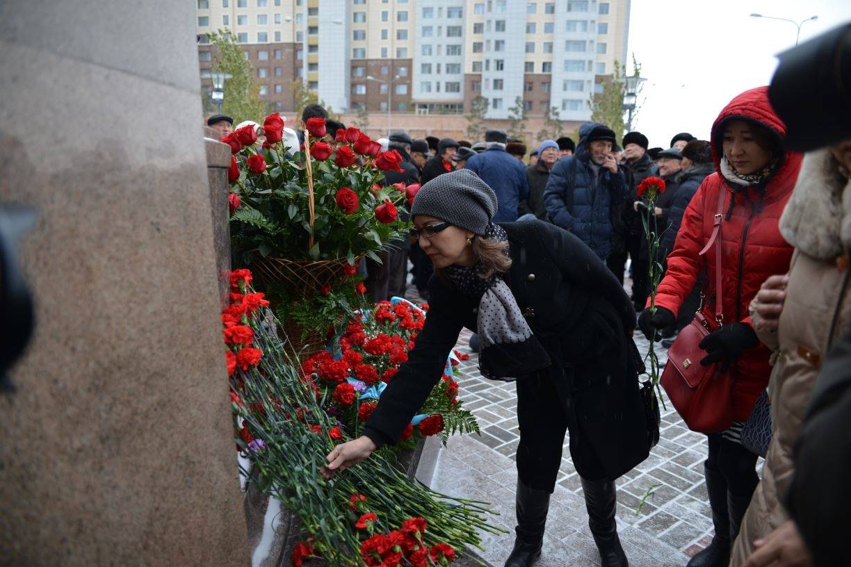 К памятнику возложили цветы