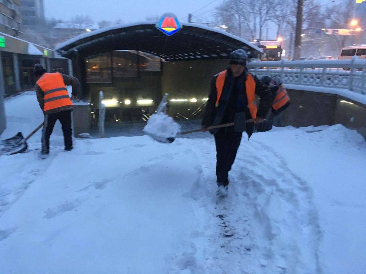 Уборка снега в Алматы