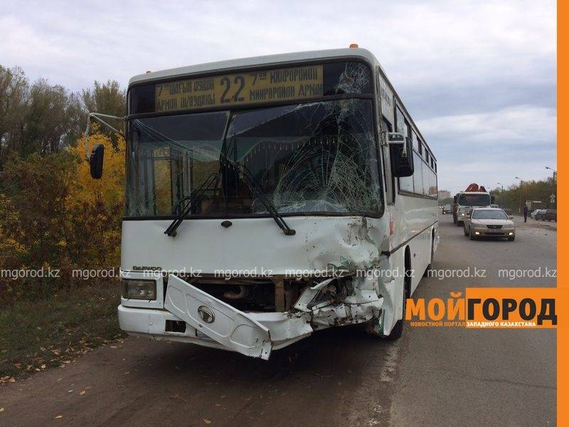 Пятеро пассажиров автобуса попали в больницу