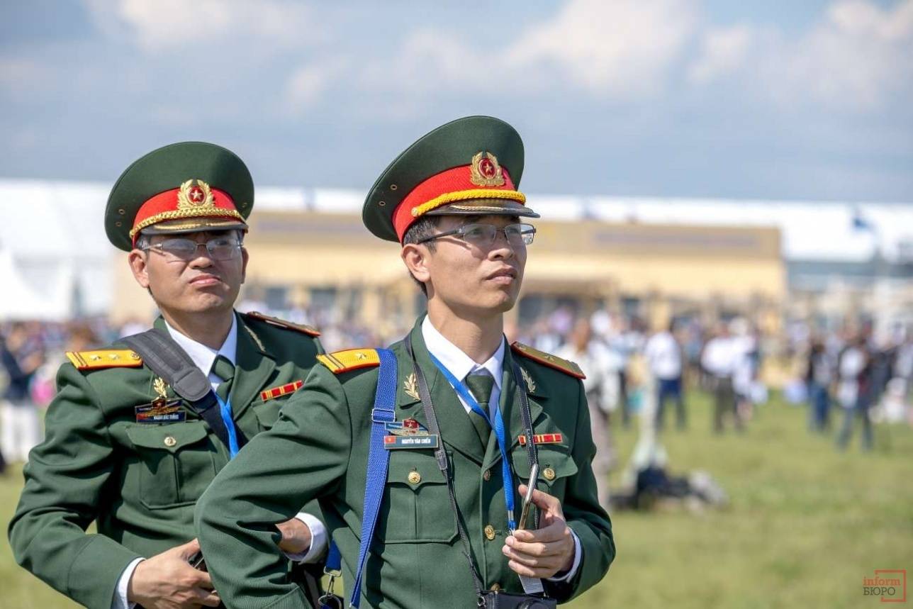 Китайские военные наблюдают демонстрационные полёты российской вертолётной техники