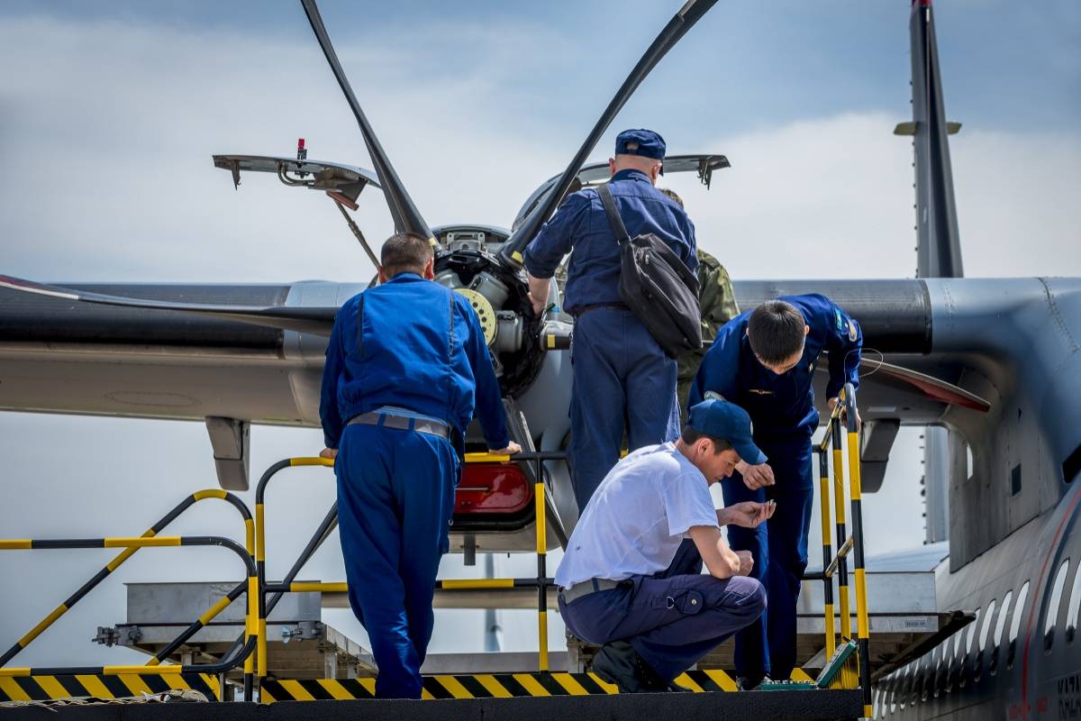 Казахстанские техники осматривают двигатель C-295