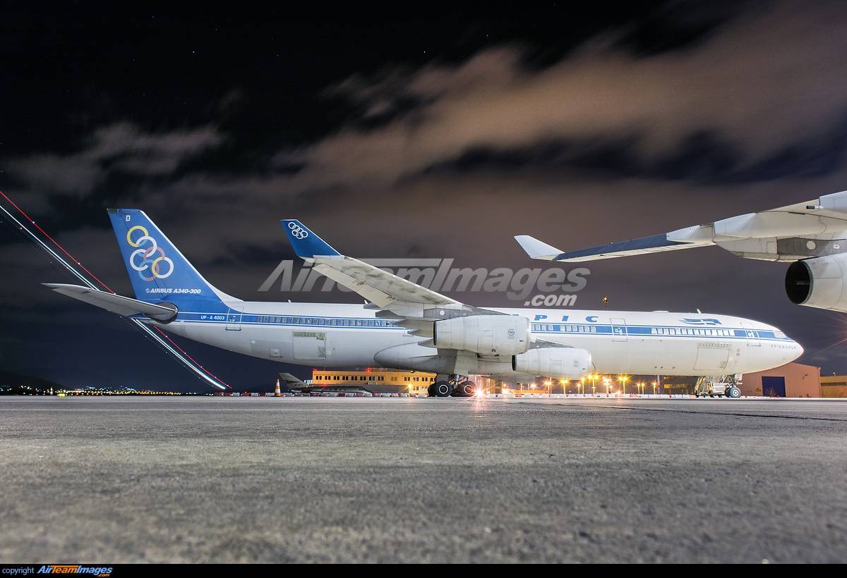 Airbus A340-313 с бортовыми номерами UP-A4002 и UP-A4003 в аэропорту Афин