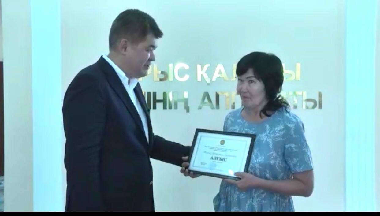 Биртанов наградил акушерку, которая принимала роды во время взрывов в Арыси