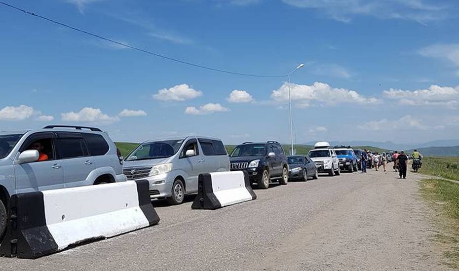 На большие очереди у кыргызско-казахстанской границы пожаловались пользователи соцсетей