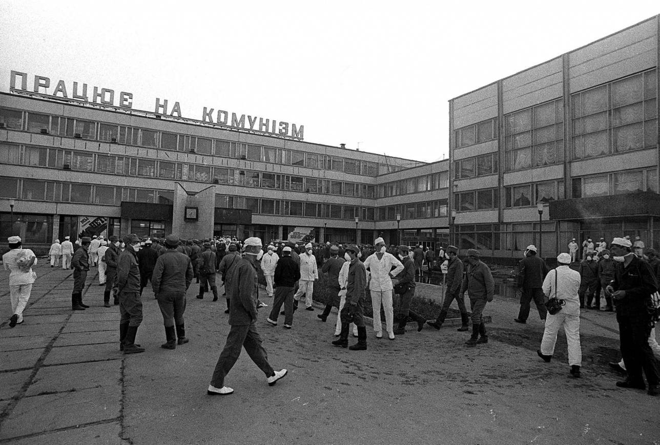 1986 жыл. Чернобыль АЭС-тің әкімшілігінің алдындағы адамдар.