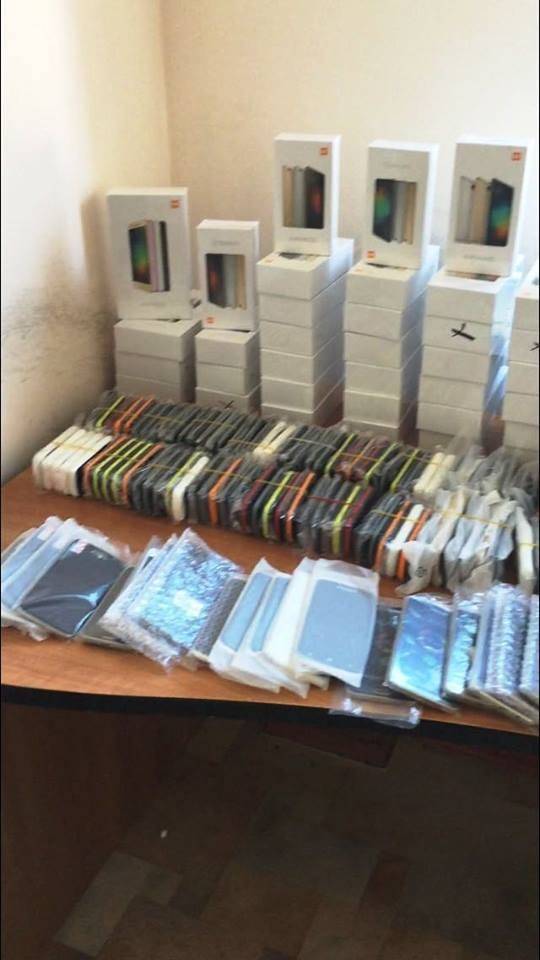 Фото изъятых смартфонов выложили в Facebook