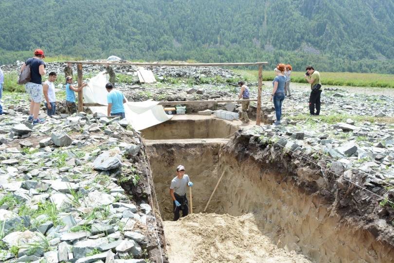 Каждый камушек тщательно проверяется археологами