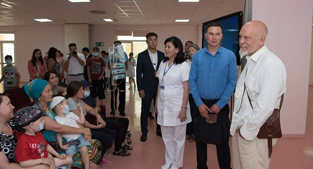 Джон Малкович встретился с онкобольными детьми в Центре материнства и детства