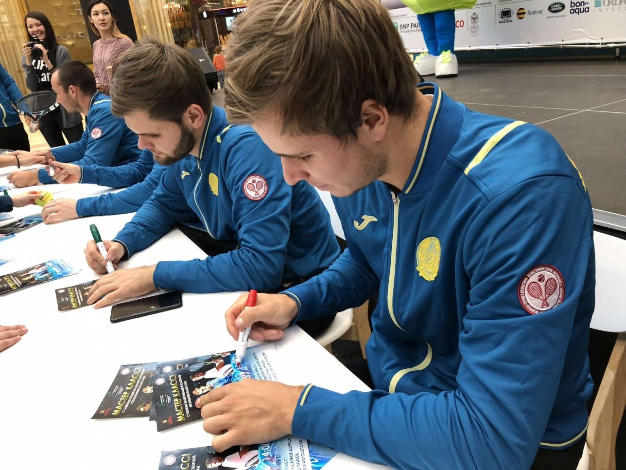 К теннисистам выстроилась очередь желающих получить автограф