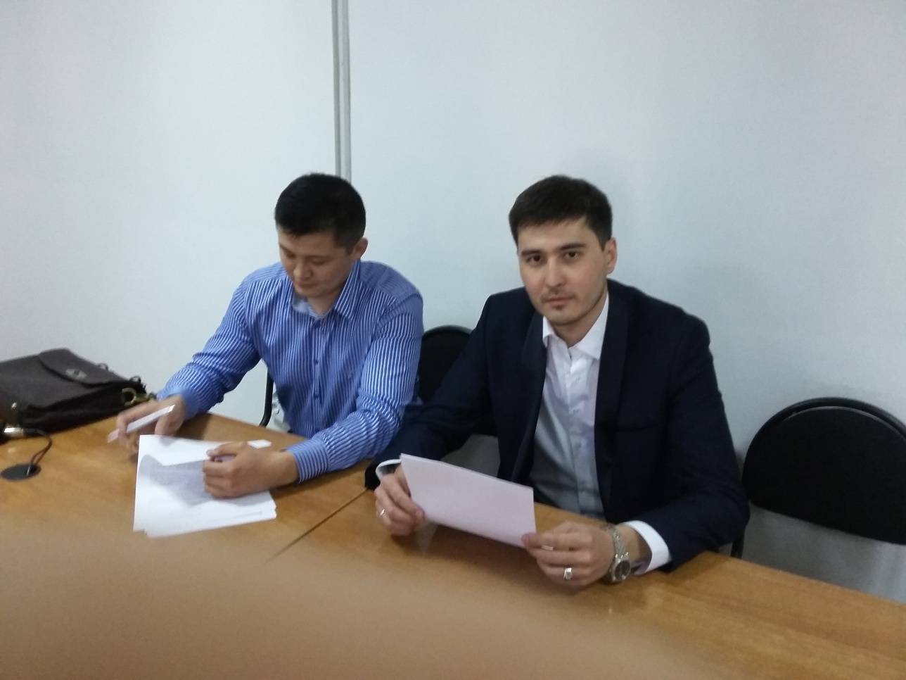 Кайрат Абдрахман (справа) с адвокатом