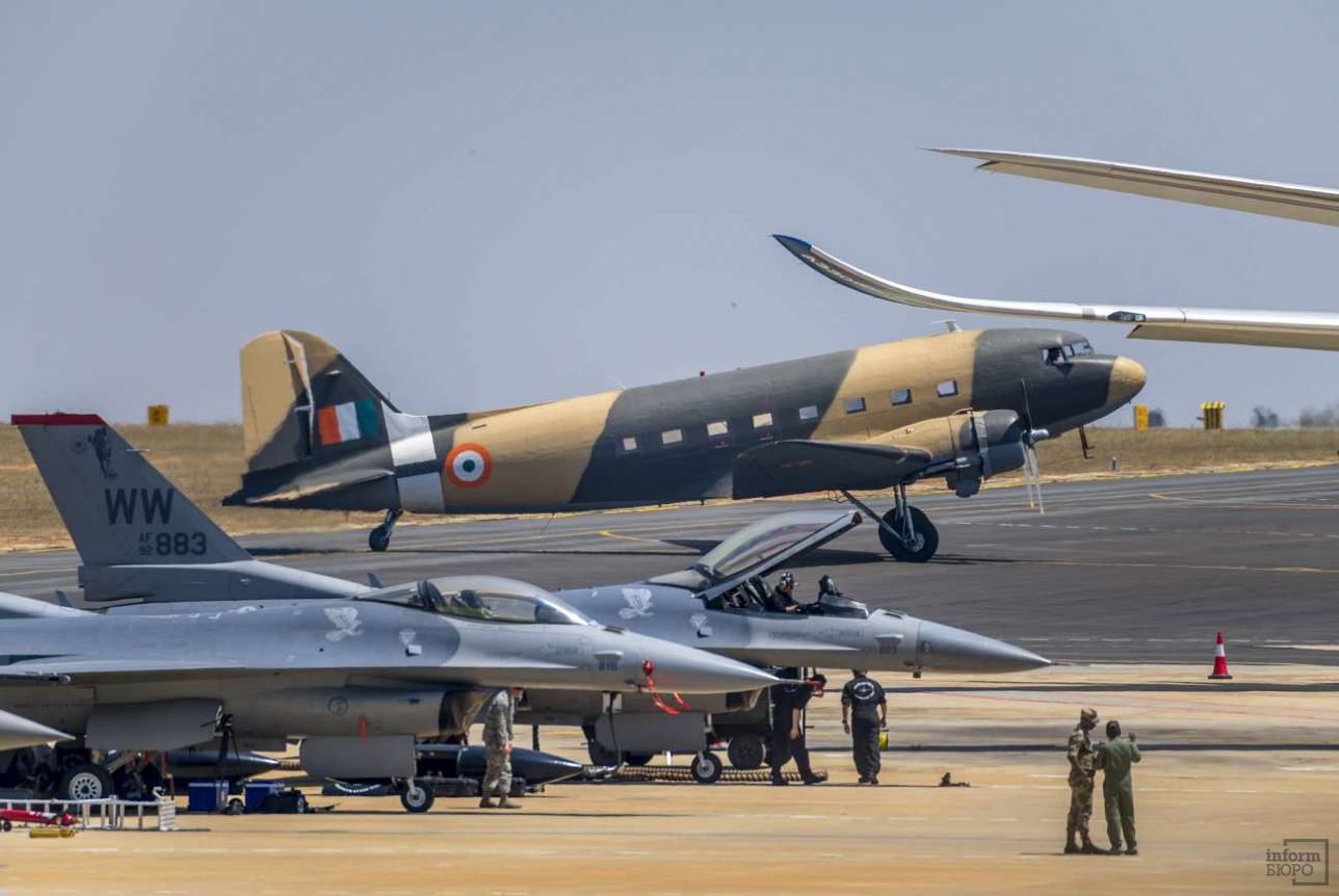 F-16 ВВС США и Douglas DC-3 ВВС Индии