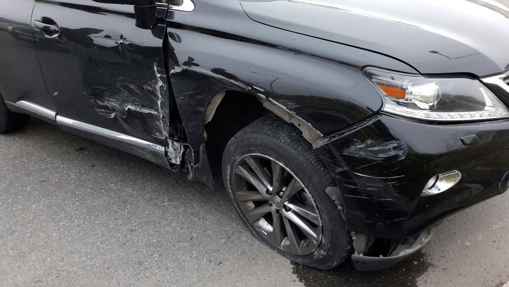 ДТП произошло после того, как Lexus зацепил легковушку