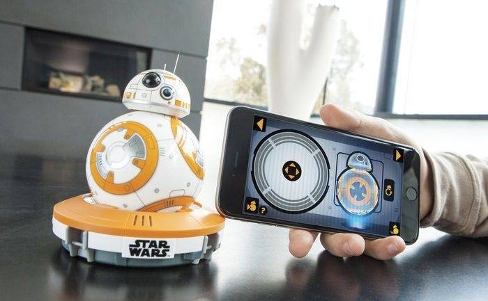 Управляют BB-8 с помощью смартфона.