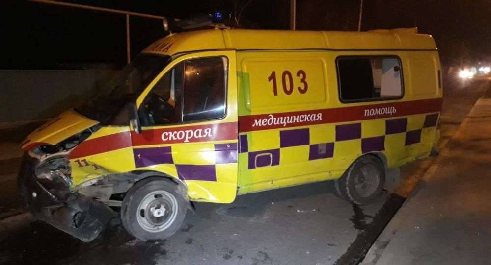 В Алматы машина скорой помощи попала в ДТП