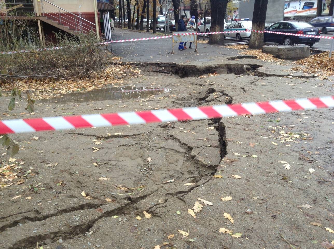 Тротуар огорожен лентой