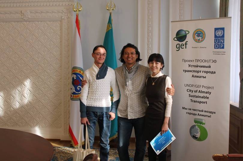 Талгат Шагамбаев (в центре) в акимате