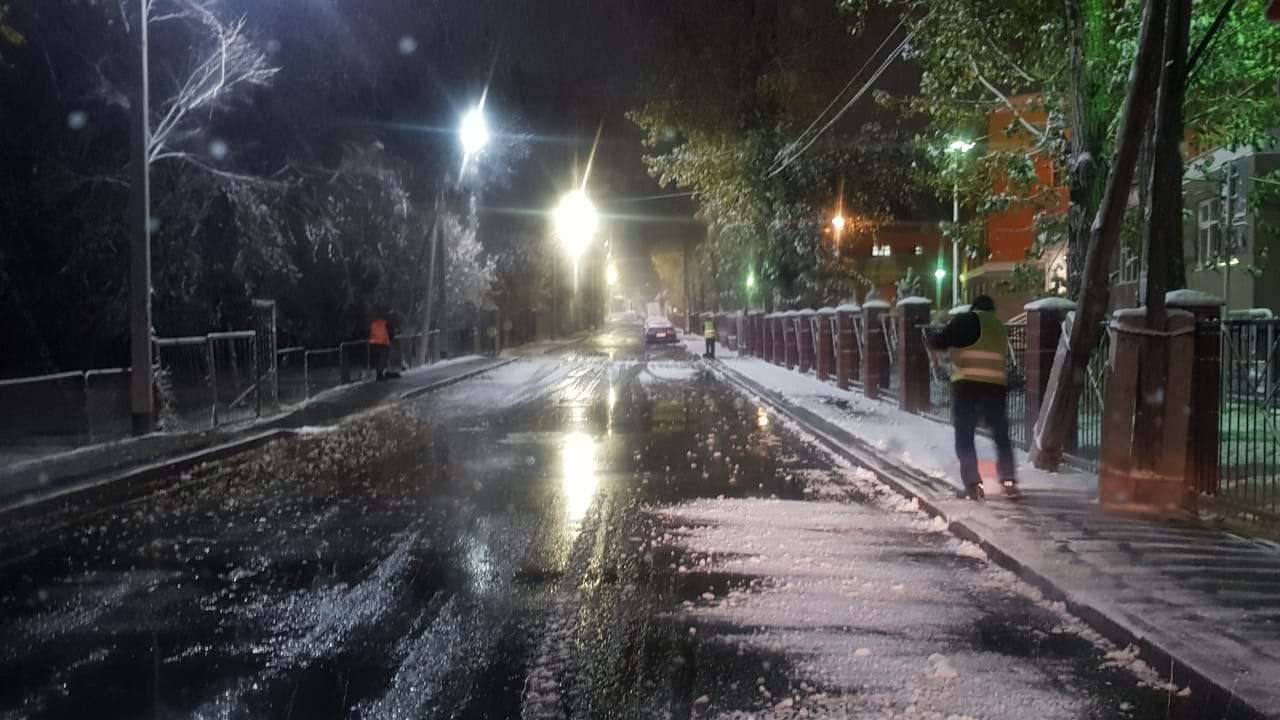 Расчистка улиц от снега в Алматы