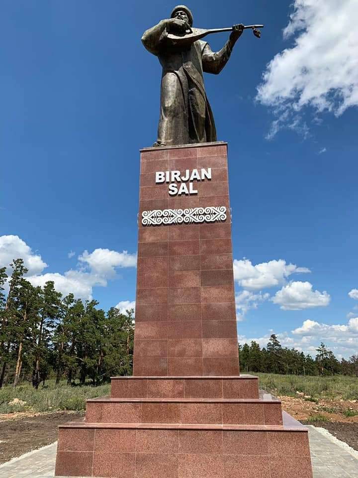 Памятник акыну и композитору Биржан-салу