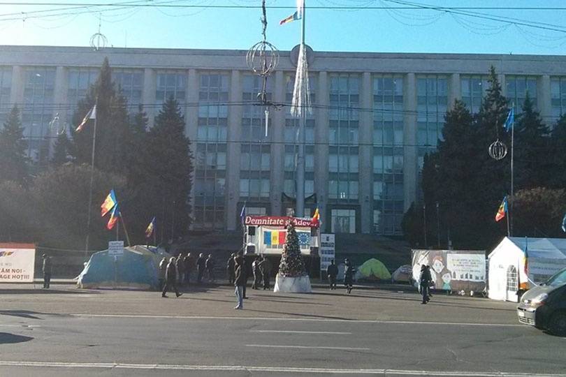 Палаточный городок возле дома Правительства в Кишинёве поставил свою новогоднюю ёлку