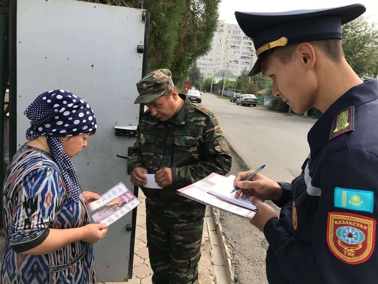 Жителям вручают памятки по соблюдению правил пожарной безопасности