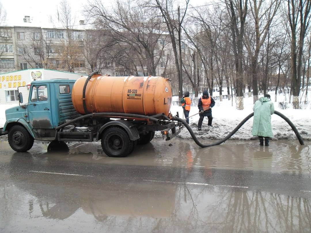 Коммунальщики не справляются с откачкой воды