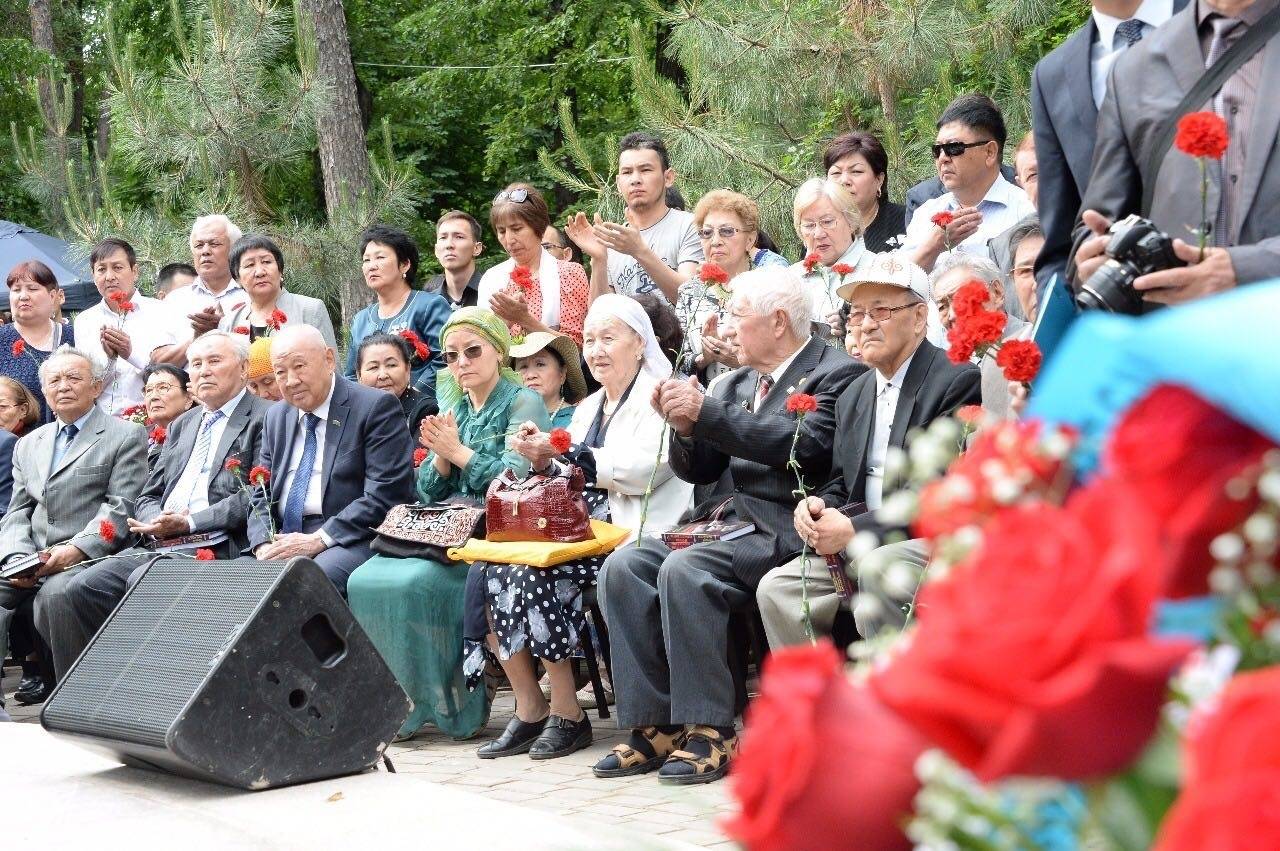 Почётные гости на открытие памятника