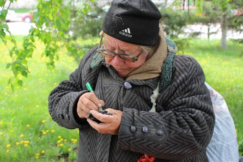 В ДВД на транспорте уверяют, что ничего не знают о женщине, которая уже полгода живёт на привокзальной площади столицы