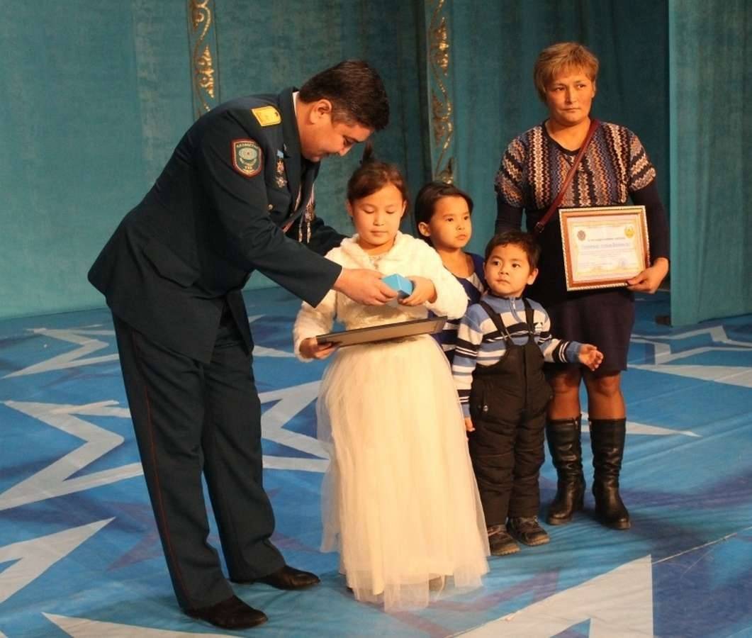 Девочке вручили подарки за мужество и отвагу