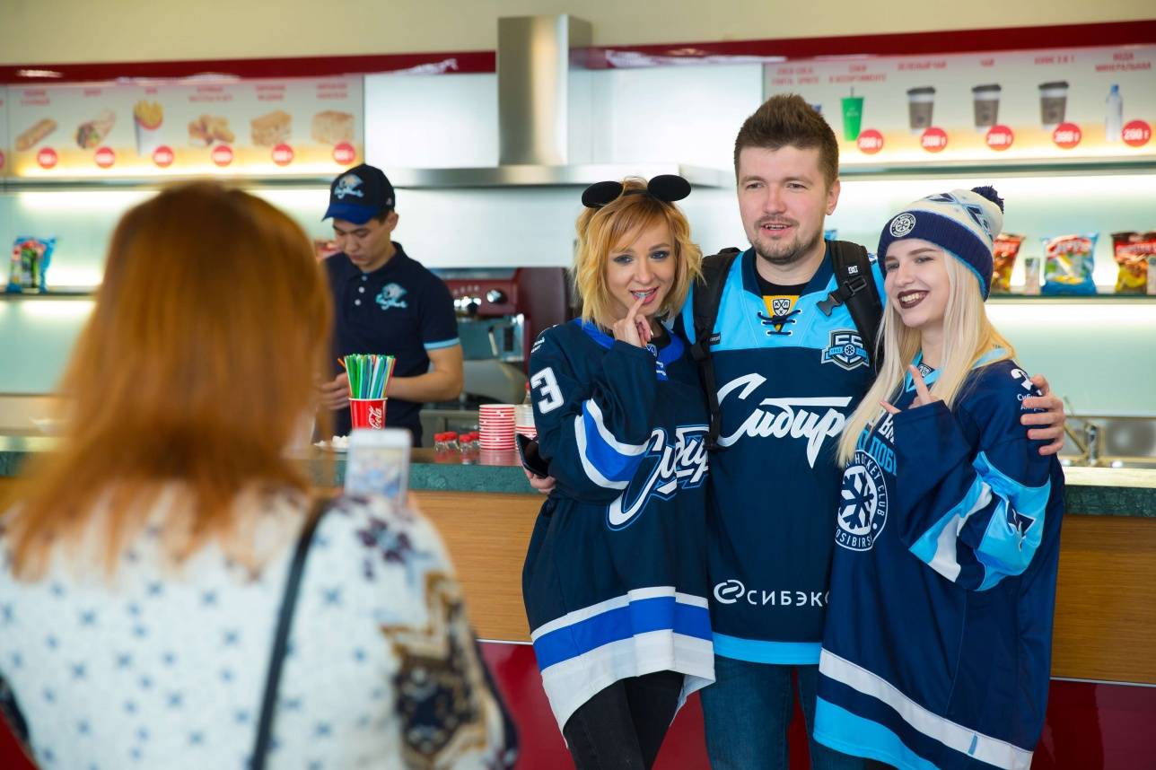 Болельщики хоккейного клуба "Сибирь" из Новосибирска
