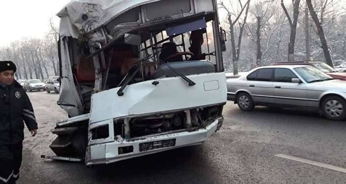 Автобус налетел на бордюр встречной полосы и врезался в деревья